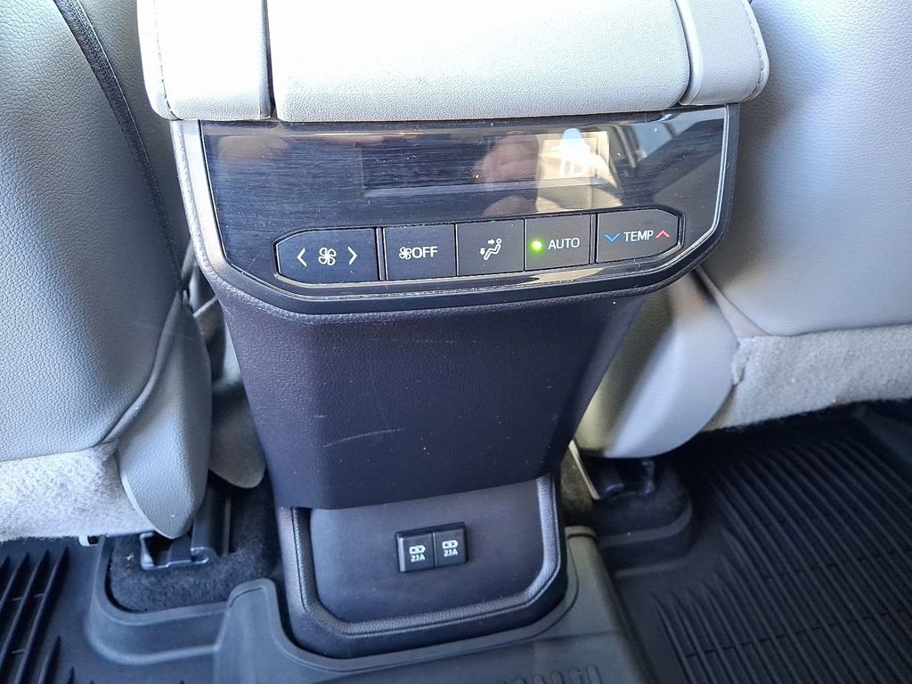 Used 2020 Toyota Highlander XLE image 11