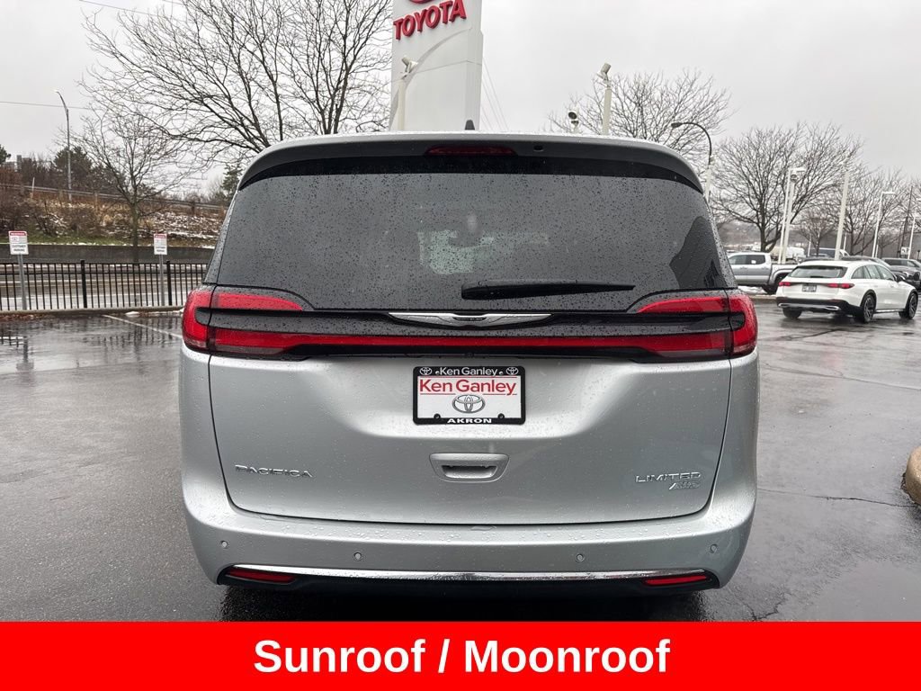 Used 2024 Chrysler Pacifica Limited image 6