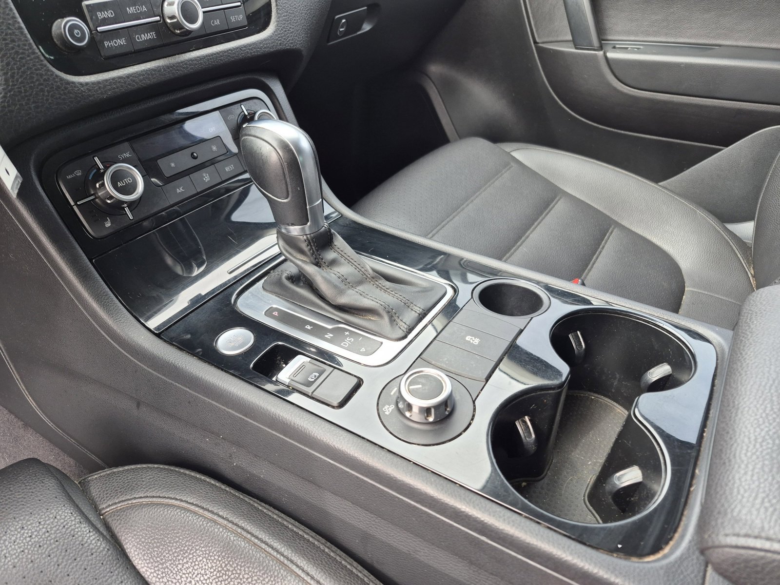 Used 2014 Volkswagen Touareg Sport image 12