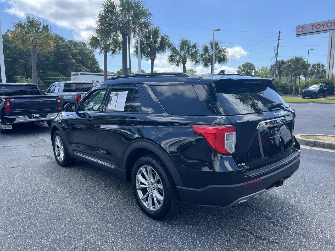Used 2021 Ford Explorer XLT w/ Equipment Group 202A AWD/4WD image 8