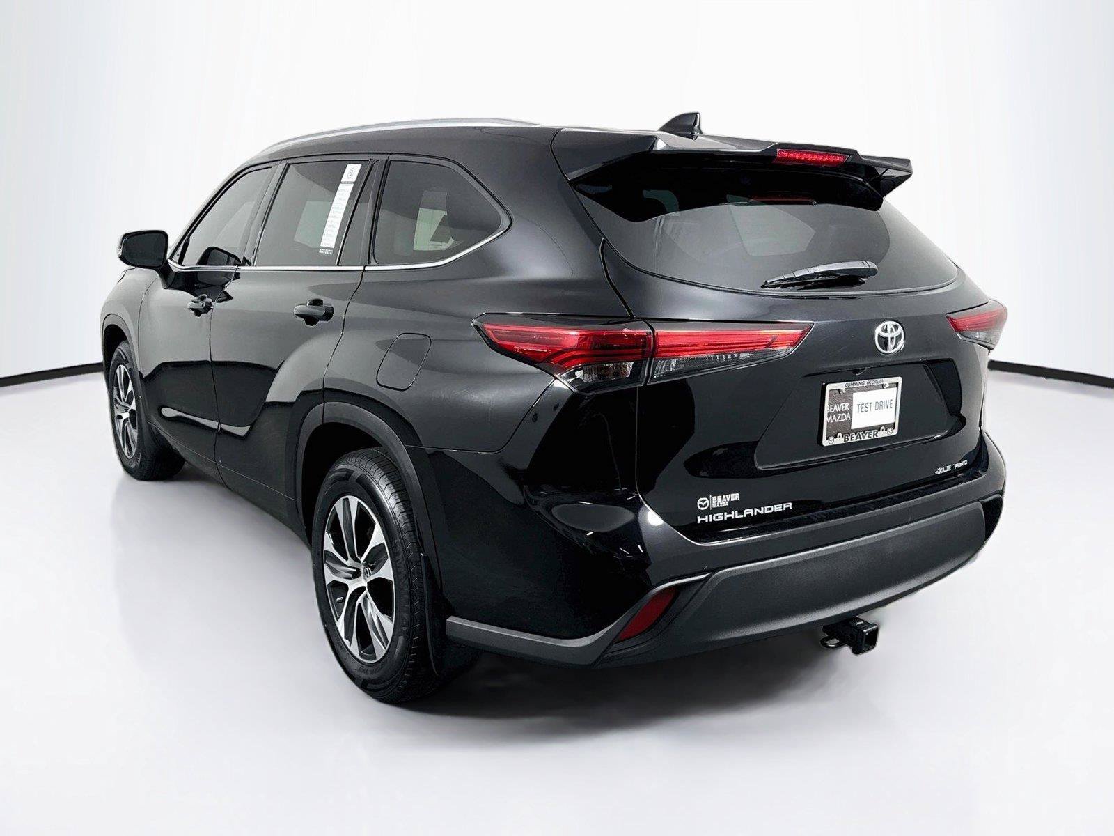 Used 2021 Toyota Highlander XLE AWD/4WD image 12