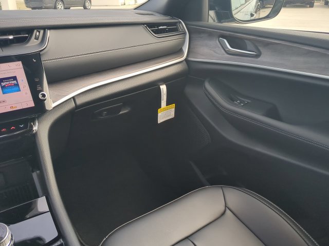 New 2027 Jeep Grand Cherokee L Limited w/ Trailer Tow Package RWD image 17