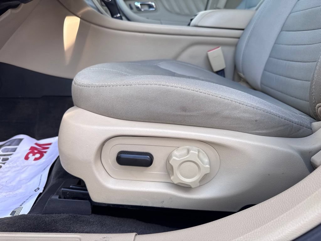 Used 2018 Ford Taurus SE FWD image 10