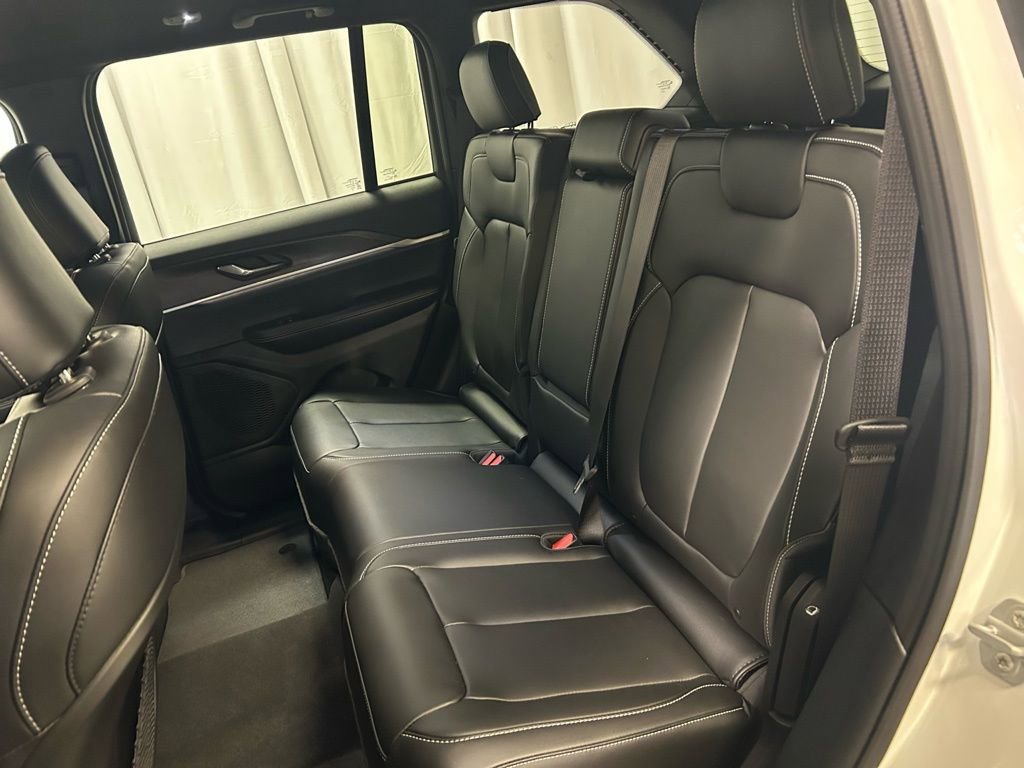 New 2025 Jeep Grand Cherokee Limited w/ Black Appearance Package image 21