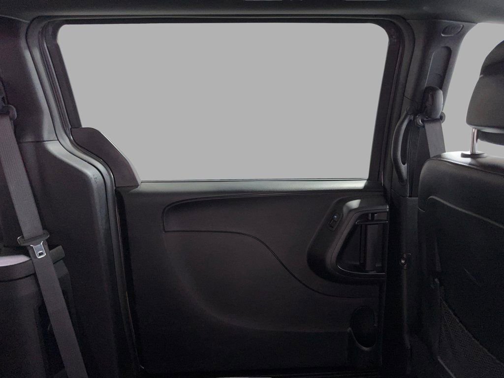 Used 2018 Dodge Grand Caravan SXT w/ Blacktop Package image 38