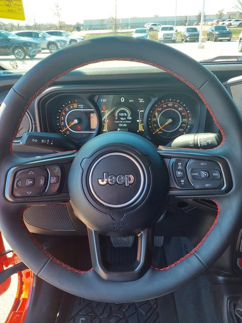 Used 2024 Jeep Gladiator Rubicon w/ Convenience Group AWD/4WD image 17