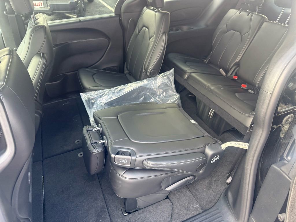 New 2025 Chrysler Pacifica Select FWD image 45