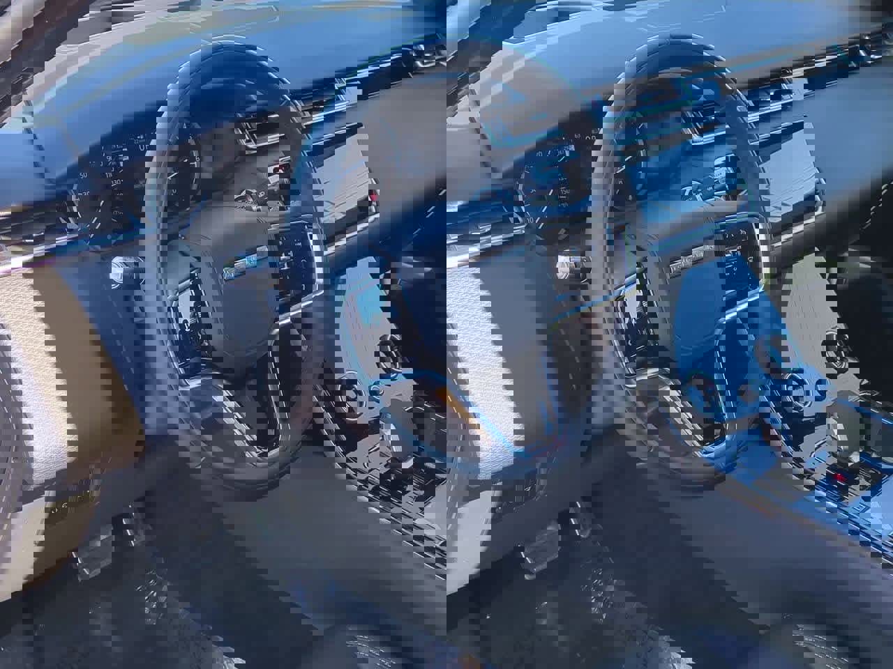 Used 2022 Land Rover Range Rover Velar R-Dynamic S image 2