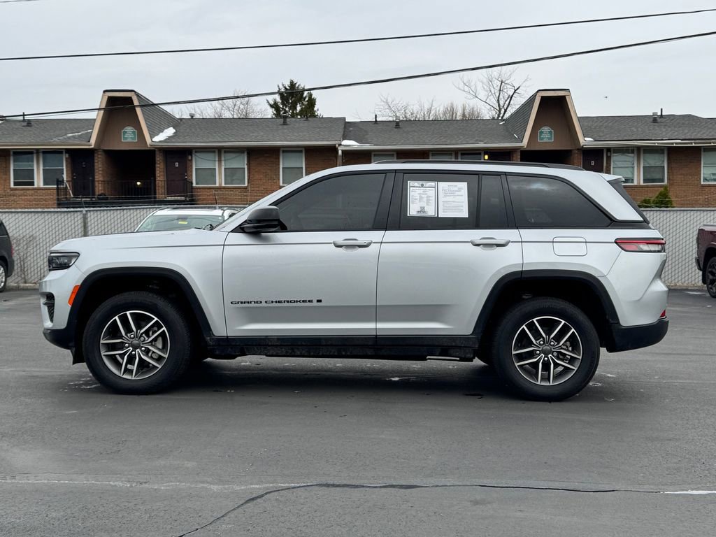 Used 2024 Jeep Grand Cherokee Altitude image 4