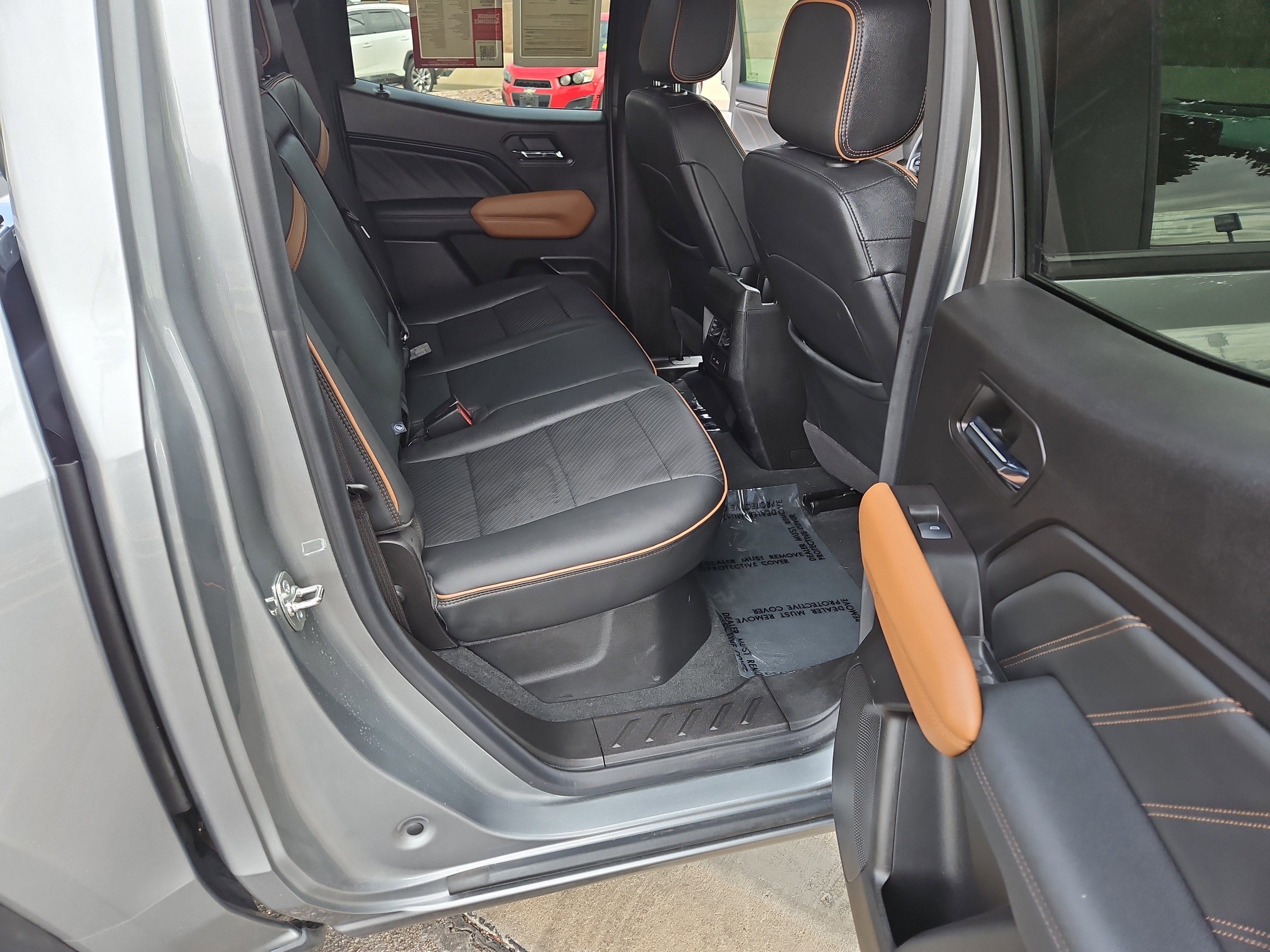 Used 2024 GMC Canyon AT4 w/ AT4 Premium Package image 9