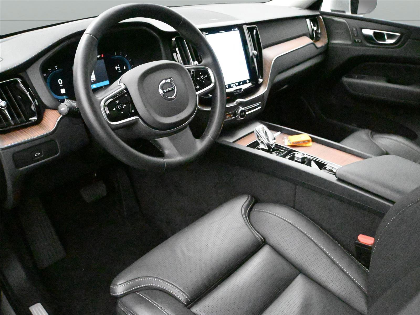 Used 2023 Volvo XC60 B6 Ultimate w/ Climate Package image 2