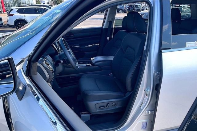 Certified 2025 Nissan Pathfinder SV image 18