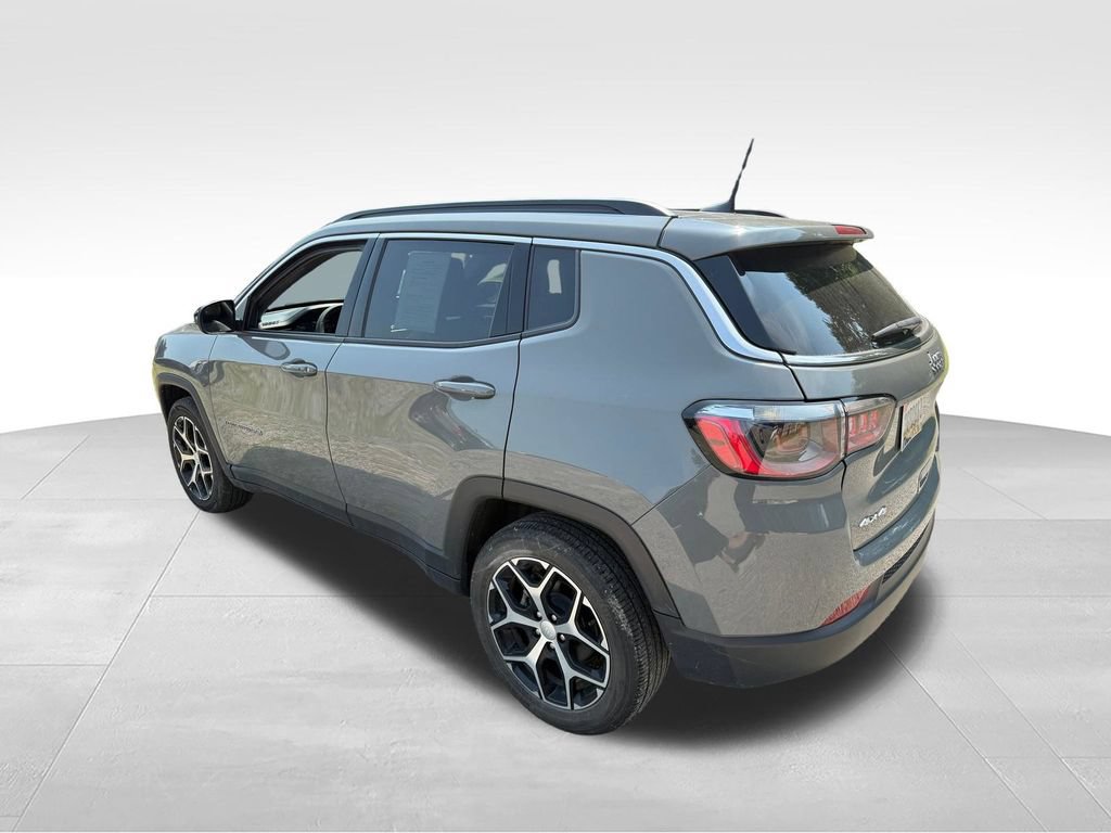 Used 2024 Jeep Compass Latitude AWD/4WD image 4