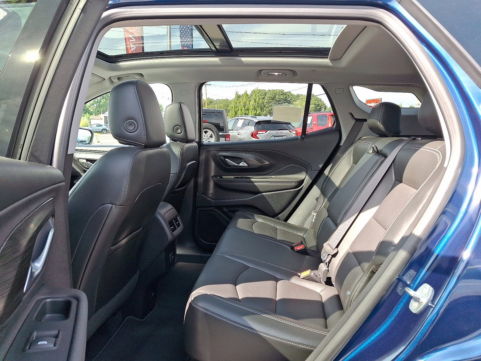 Used 2022 GMC Terrain SLT w/ Tech Package image 10