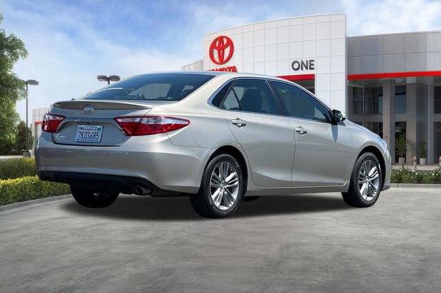 Used 2015 Toyota Camry SE w/ Moonroof Package FWD image 4