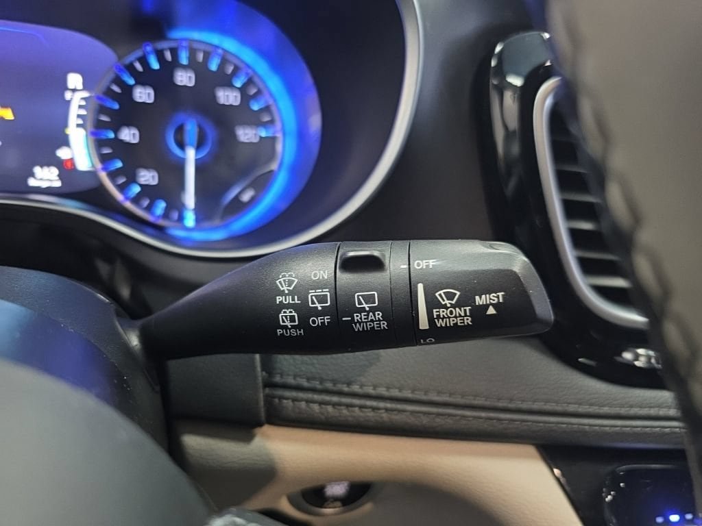 Used 2020 Chrysler Pacifica Limited FWD image 31