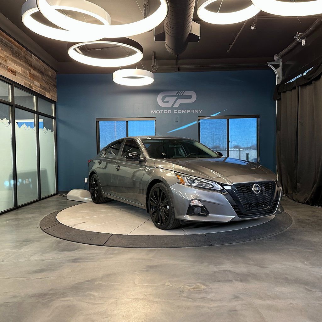 Used 2022 Nissan Altima 2.5 SR w/ Midnight Edition Package FWD image 1