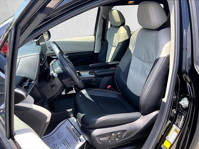 Used 2025 Toyota Sienna Platinum AWD/4WD image 24