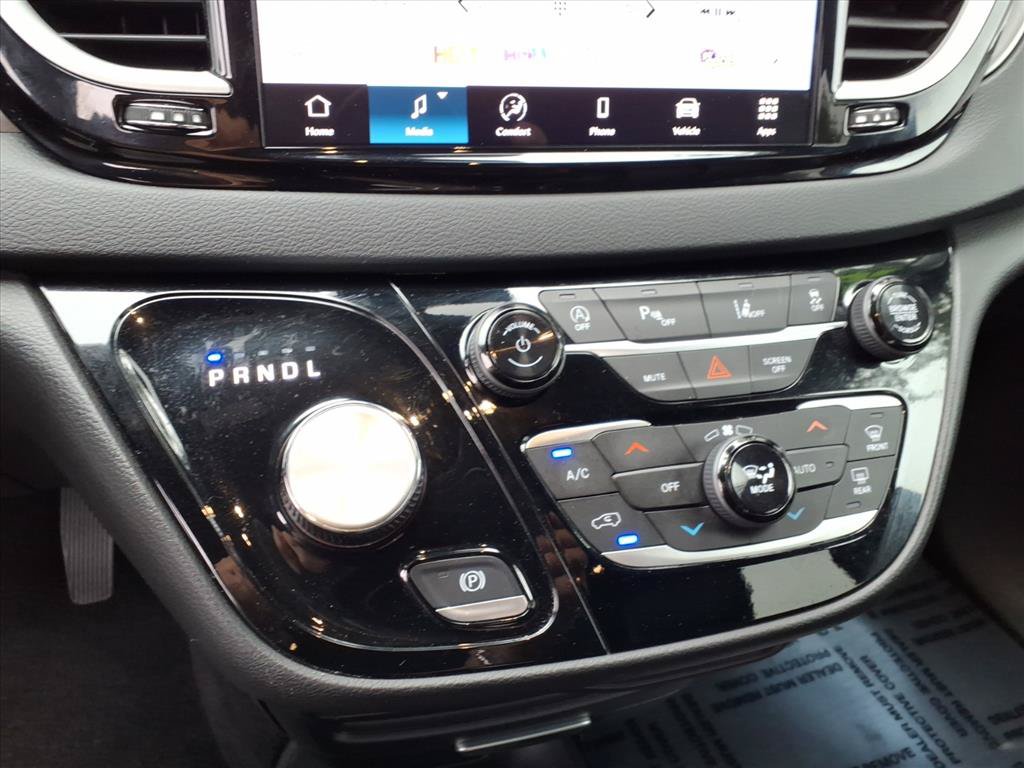 Used 2025 Chrysler Pacifica Select FWD image 11