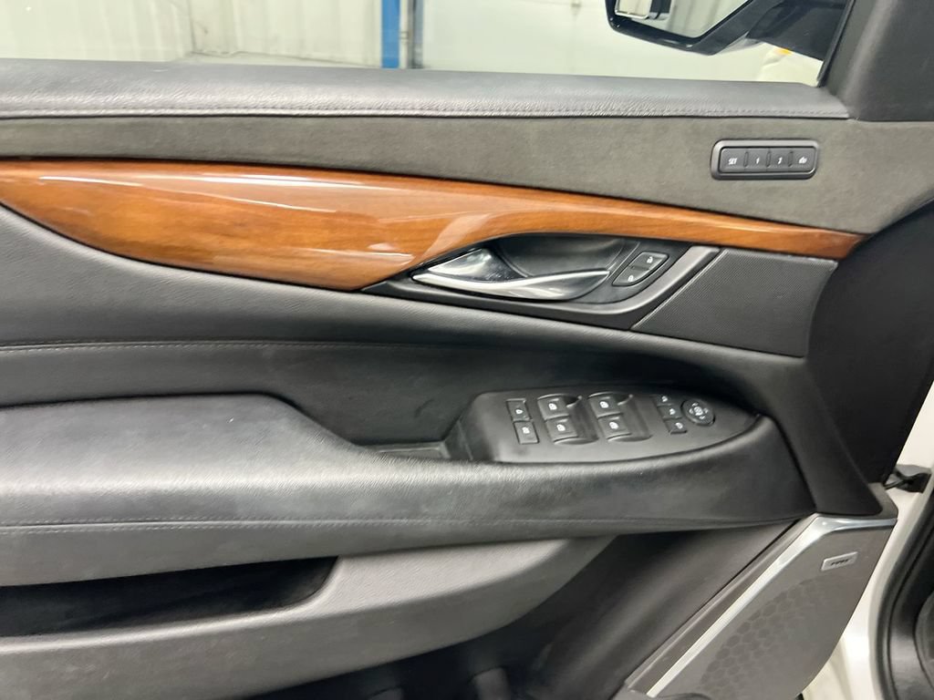 Used 2019 Cadillac Escalade ESV Luxury AWD/4WD image 22