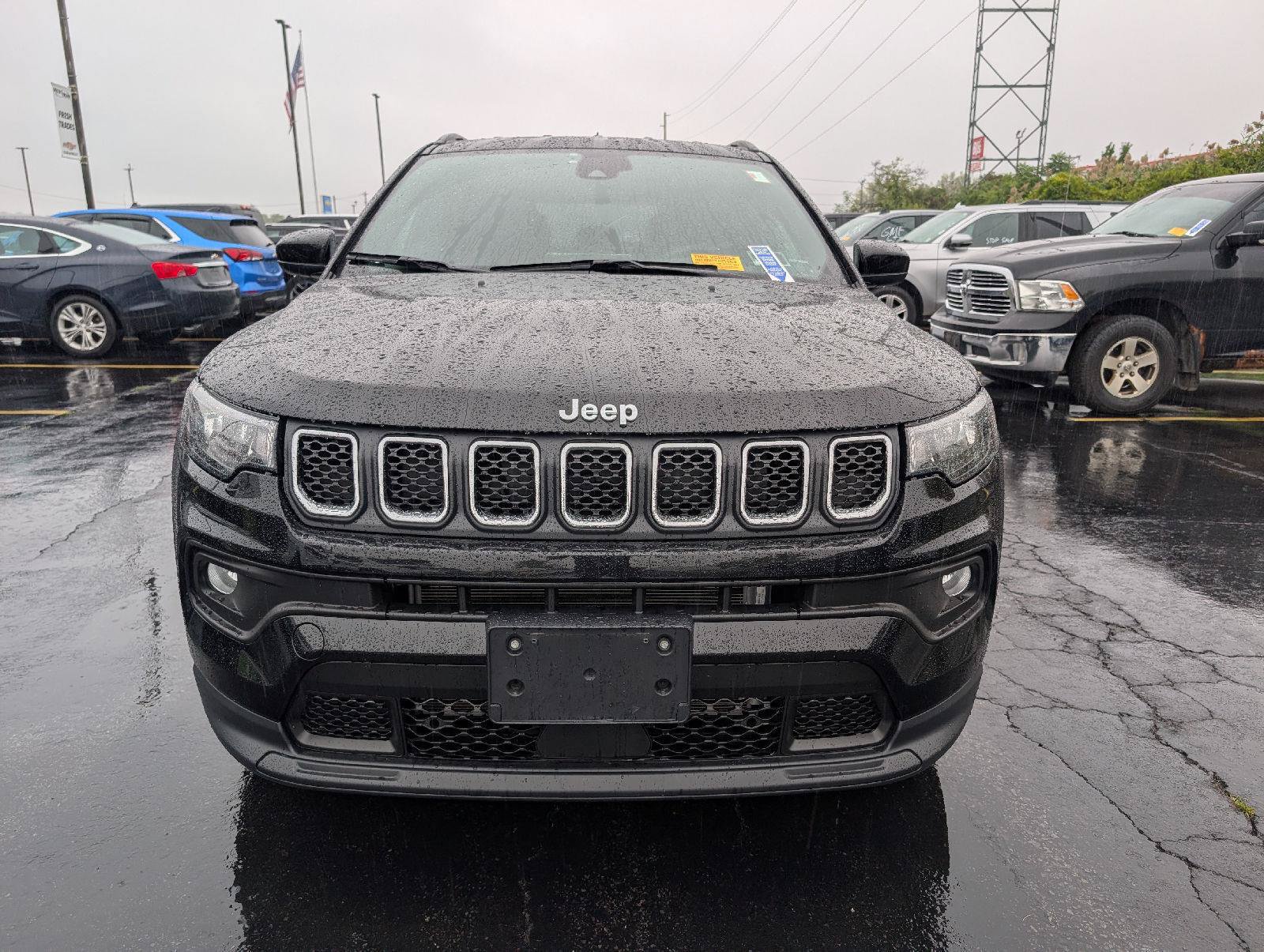 Used 2023 Jeep Compass Latitude w/ Convenience Group AWD/4WD image 2