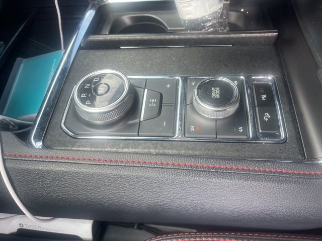 Used 2023 Ford Expedition Limited image 2