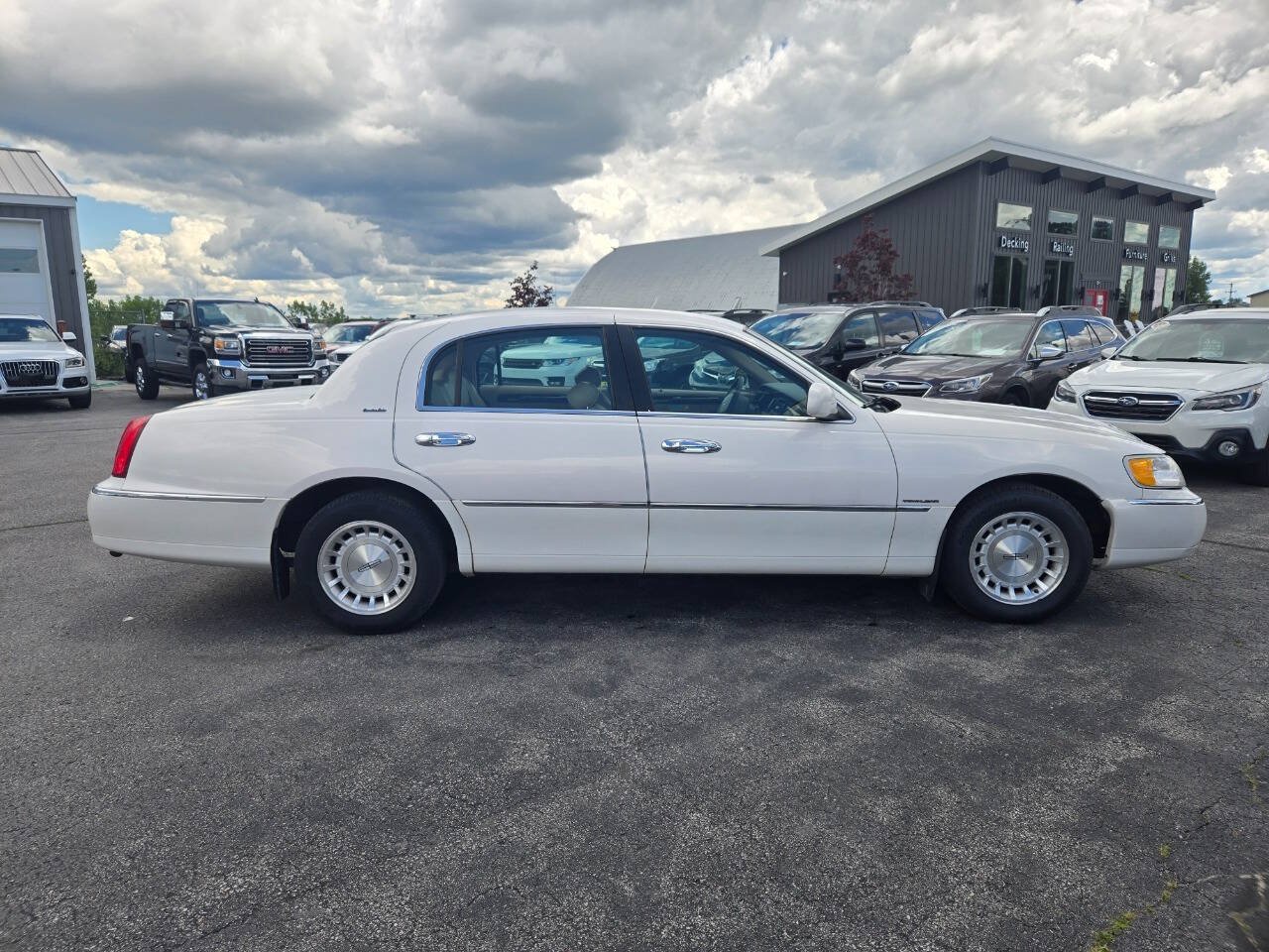 Used 1998 Lincoln Town Car Executive RWD image 9