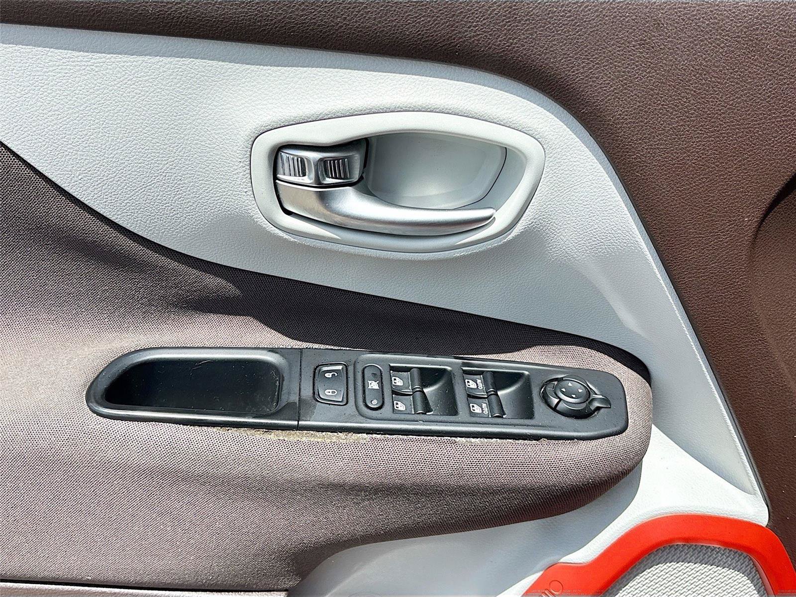 Used 2015 Jeep Renegade Latitude FWD image 17