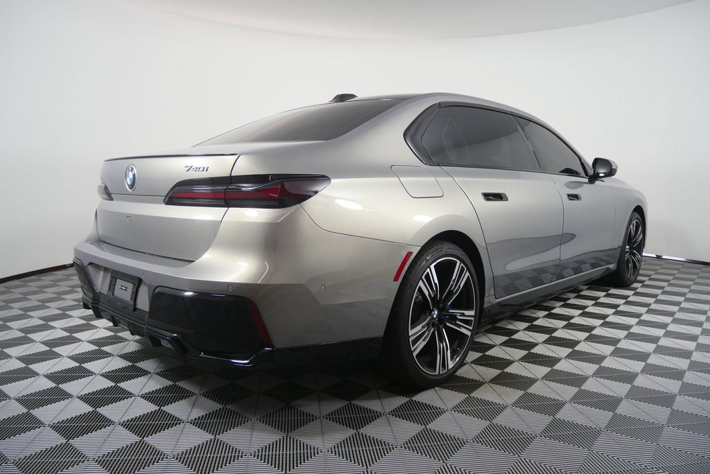 Used 2025 BMW 740i RWD image 3