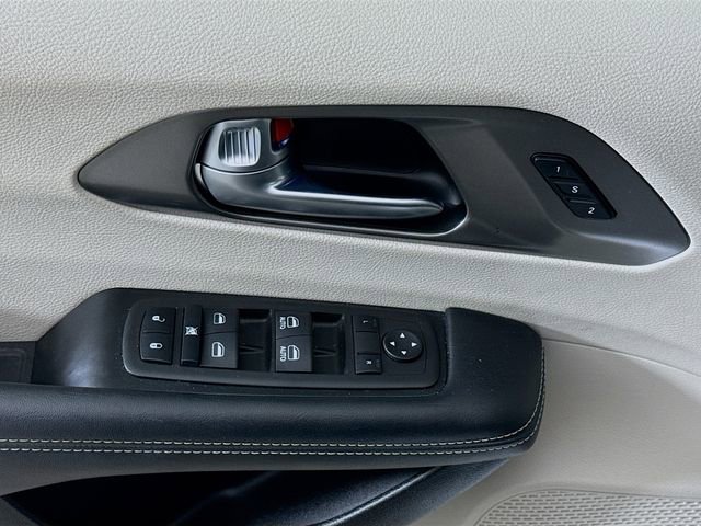Used 2023 Chrysler Pacifica Touring-L image 17