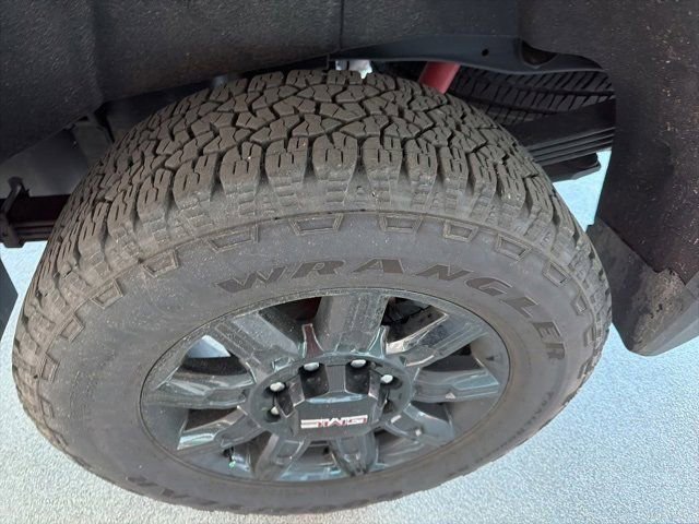 Used 2026 GMC Sierra 2500 AT4 image 9