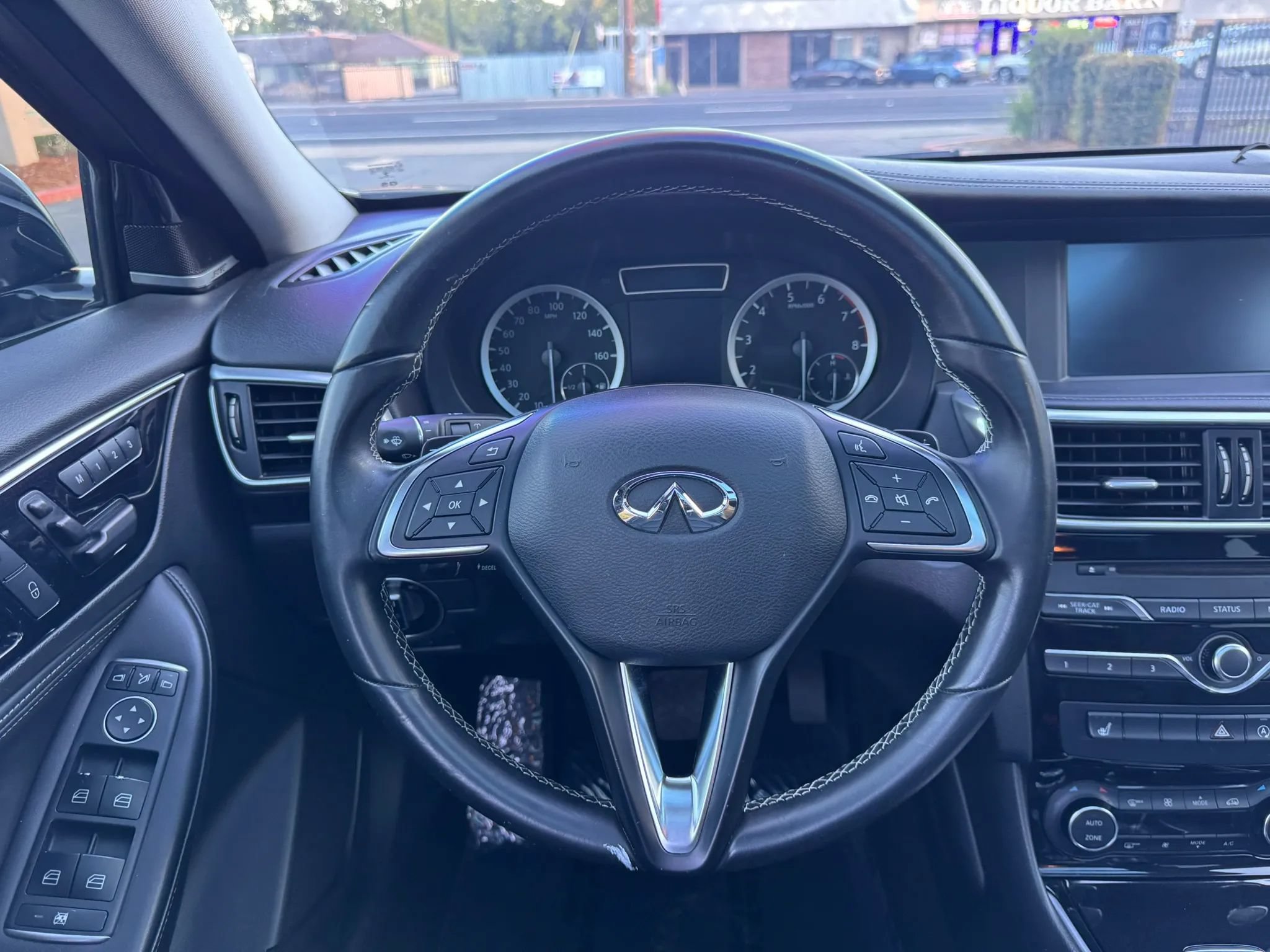 Used 2017 INFINITI QX30 Premium w/ Cargo Package FWD image 21