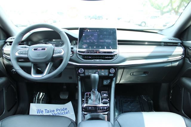 Used 2025 Jeep Compass Trailhawk w/ Trailhawk Convenience Group AWD/4WD image 16