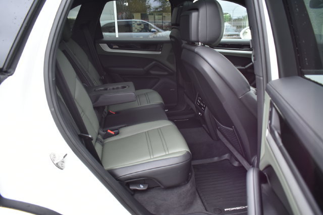 Used 2026 Porsche Cayenne AWD/4WD image 48