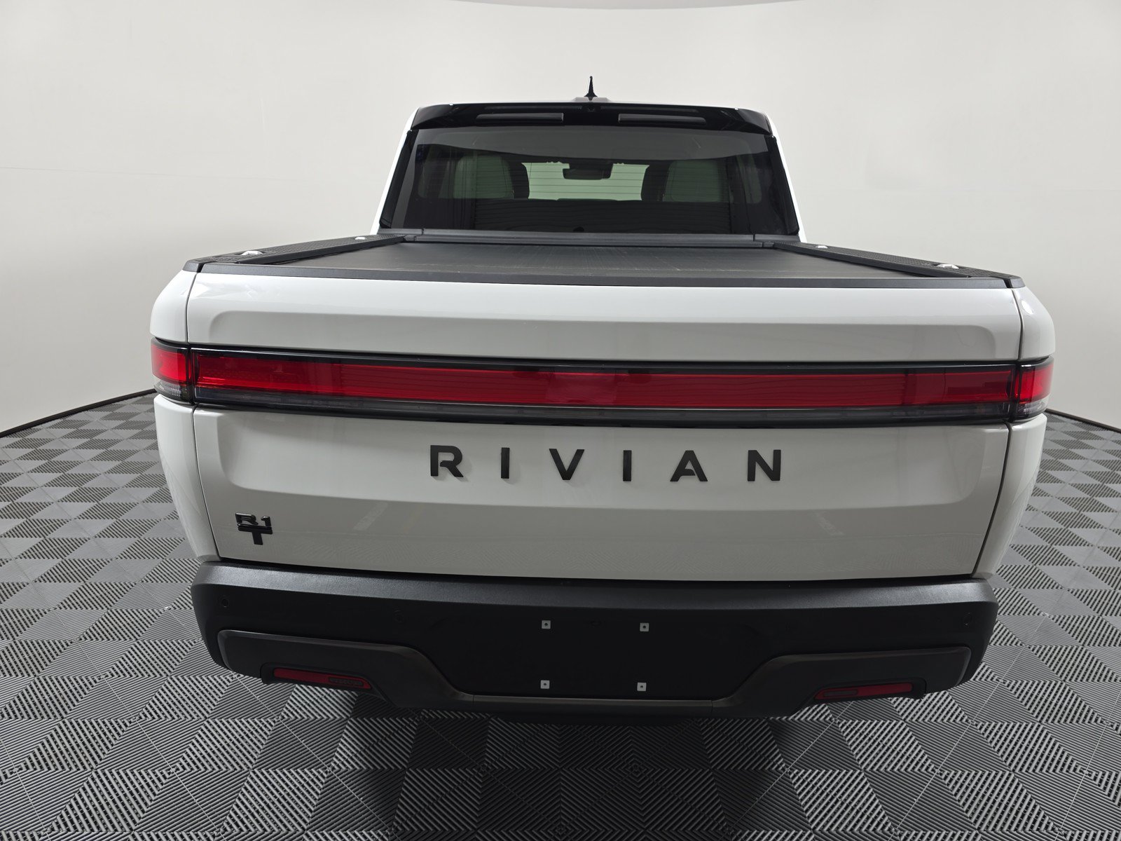 Used 2025 Rivian R1T Premium AWD/4WD image 4