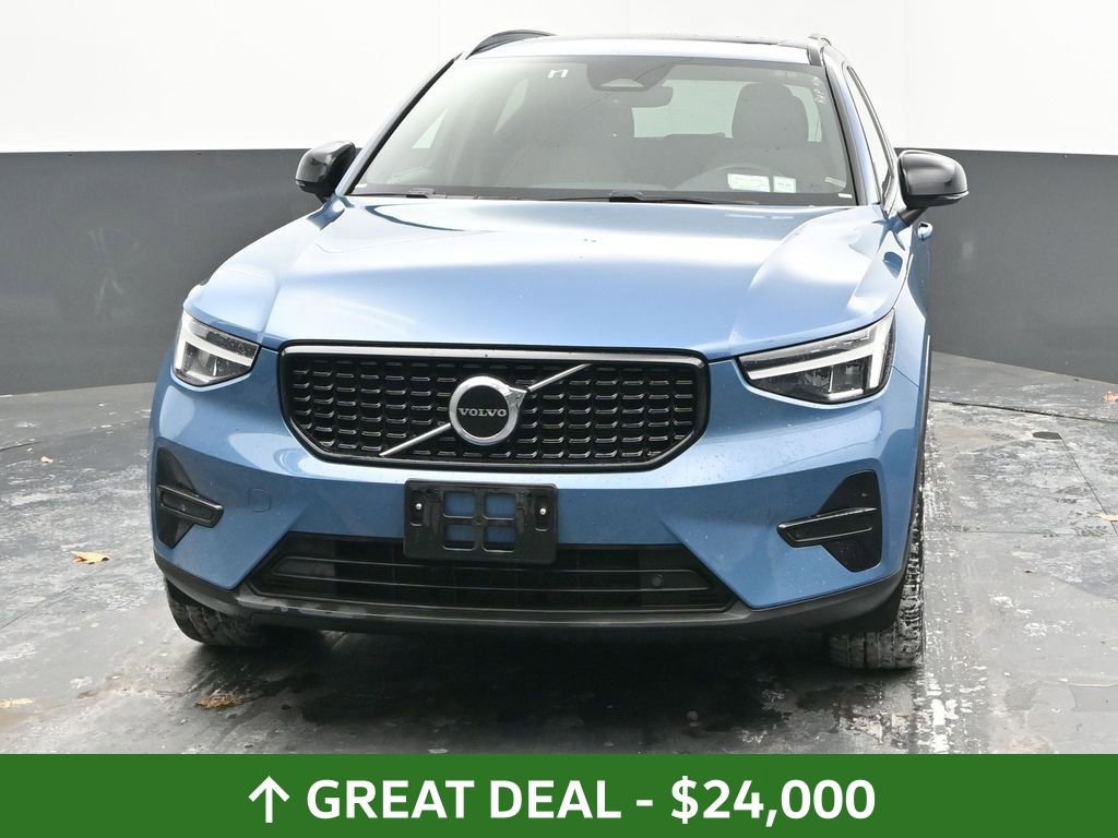 Used 2024 Volvo XC40 B5 Core image 4