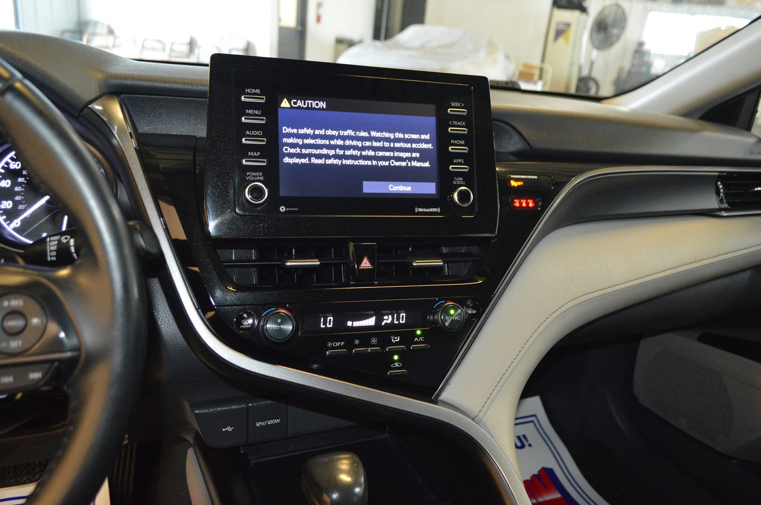 Used 2022 Toyota Camry SE image 19