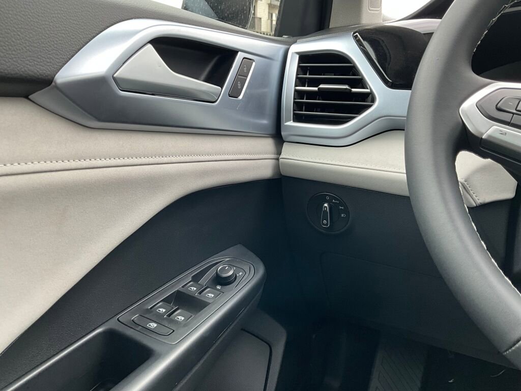 New 2025 Volkswagen Taos SE image 22
