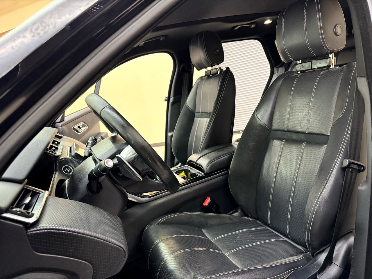 Used 2018 Land Rover Range Rover Velar R-Dynamic SE image 19