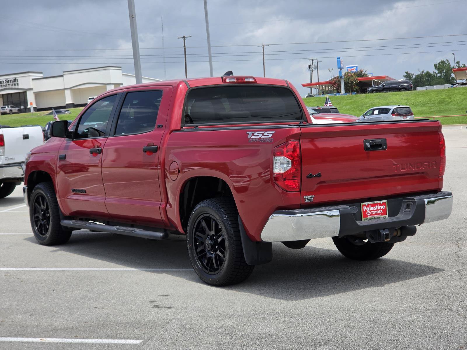 Used 2021 Toyota Tundra SR5 w/ SR5 Leather Package AWD/4WD image 4