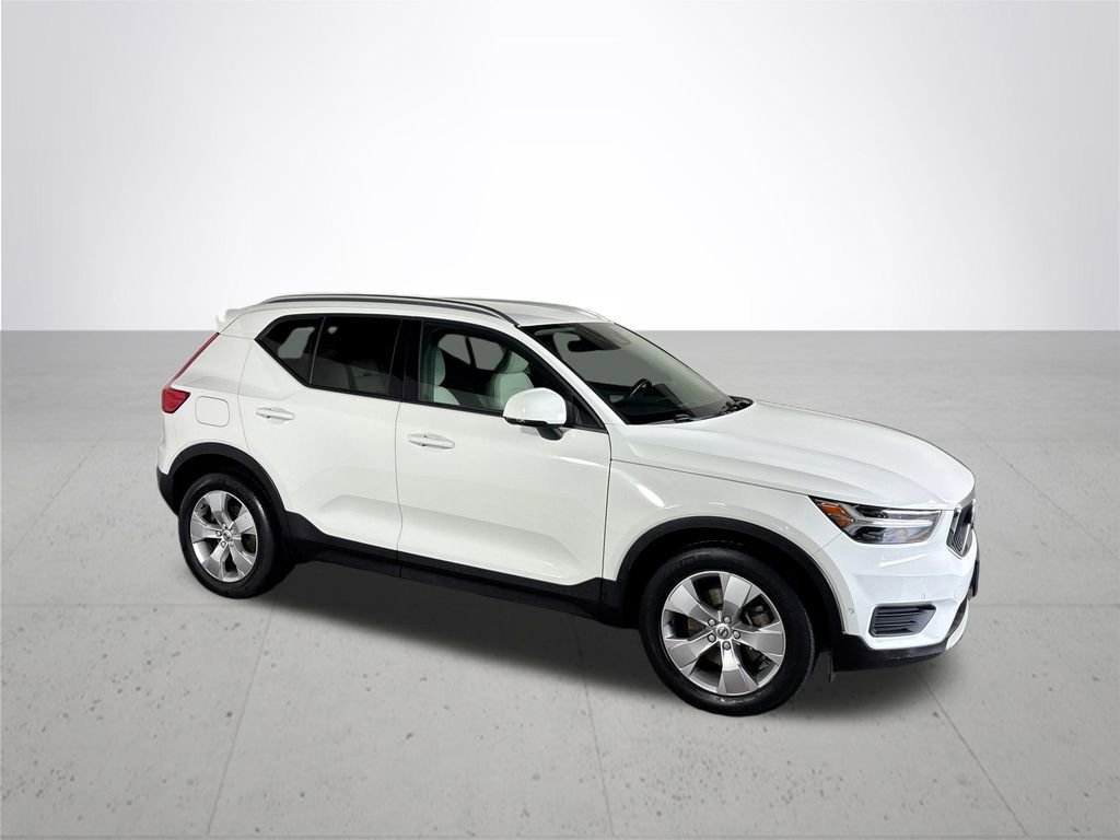Used 2019 Volvo XC40 T5 Momentum image 4