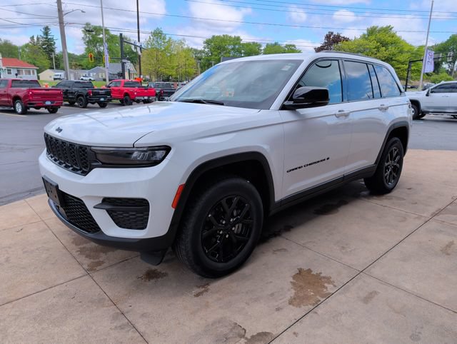 Used 2025 Jeep Grand Cherokee Altitude AWD/4WD image 4