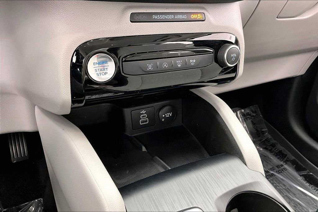 Certified 2025 Ford Escape Active w/ Active Premium Tech Pack FWD image 32