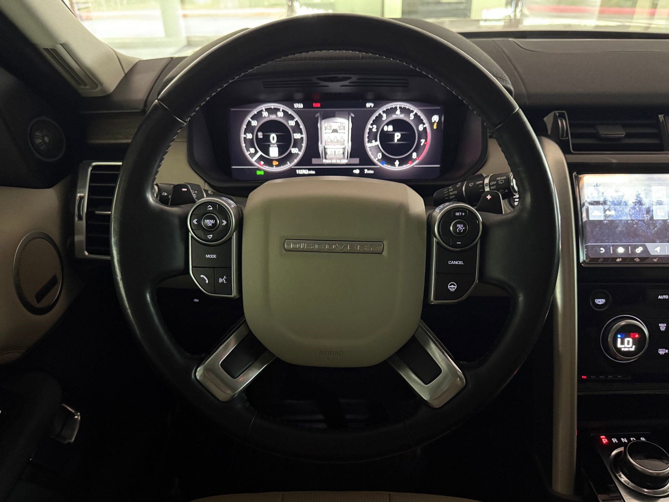Used 2018 Land Rover Discovery HSE AWD/4WD image 16