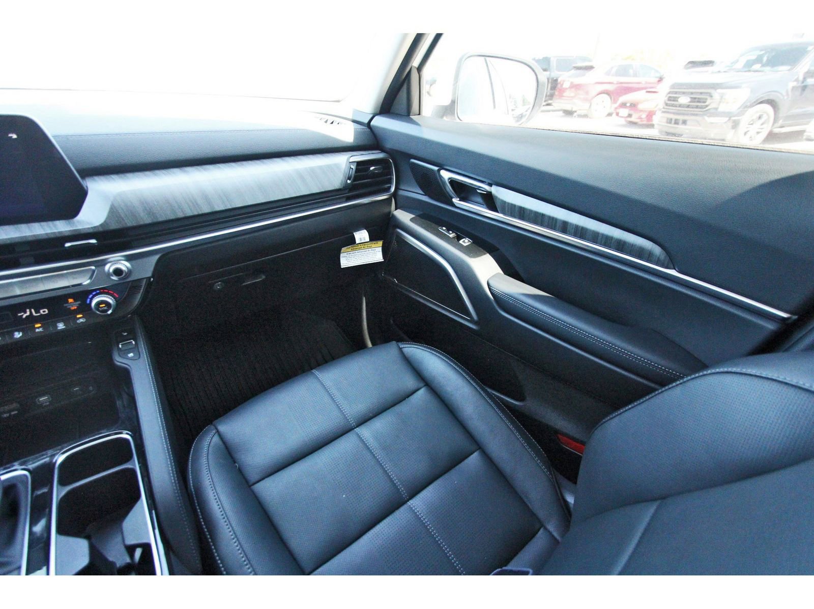 Used 2025 Kia Telluride EX w/ EX Captain's Chair Package image 12