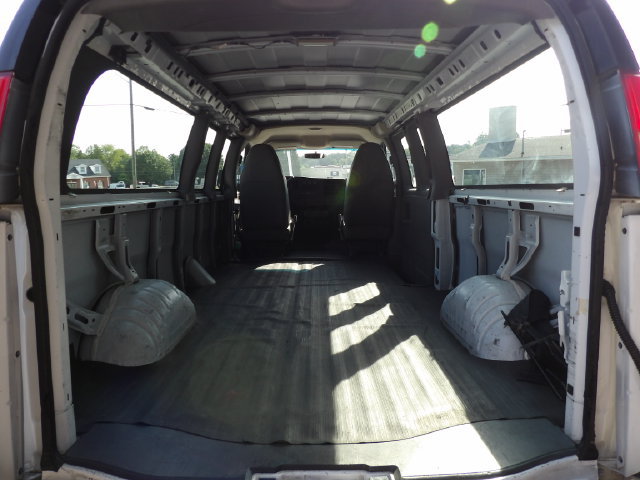 Used 2010 Chevrolet Express 2500 Extended w/ Preferred Equipment Group RWD image 9