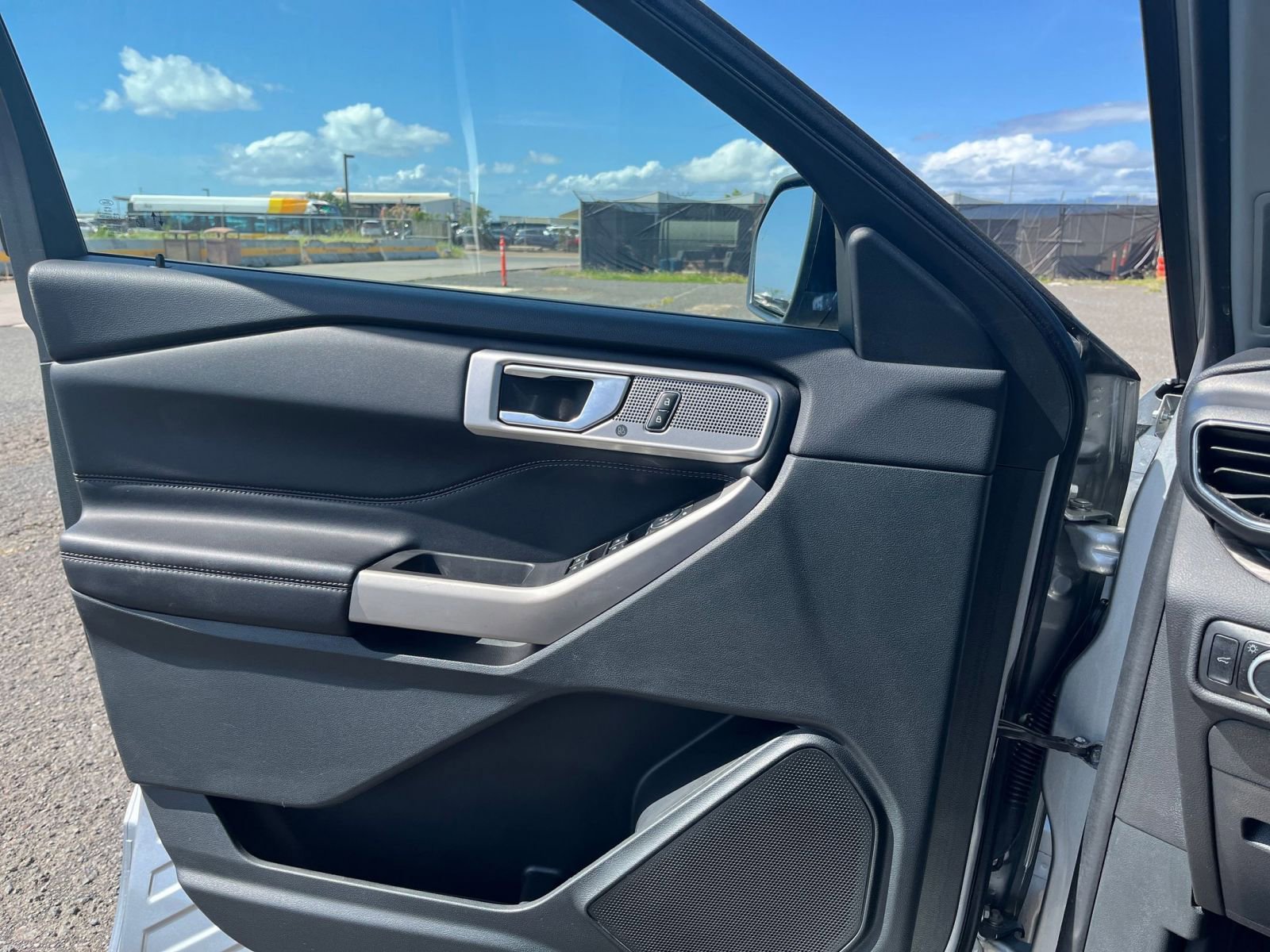 Used 2023 Ford Explorer Limited image 18