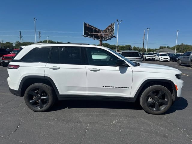 Used 2024 Jeep Grand Cherokee Limited w/ Black Appearance Package AWD/4WD image 11