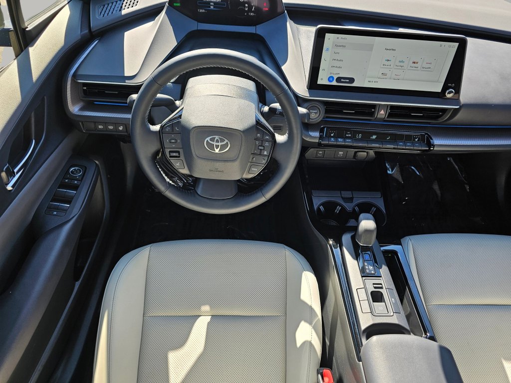 Used 2025 Toyota Prius XLE image 3