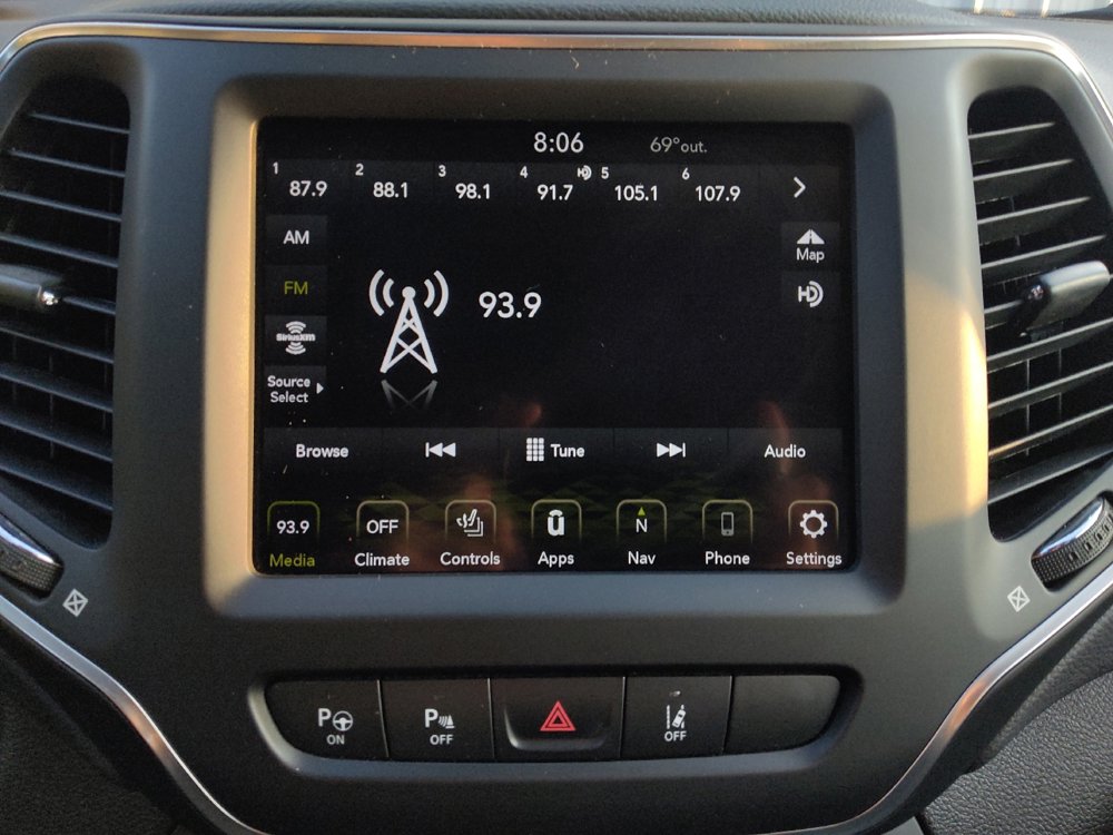 Used 2023 Jeep Cherokee Altitude Lux image 25